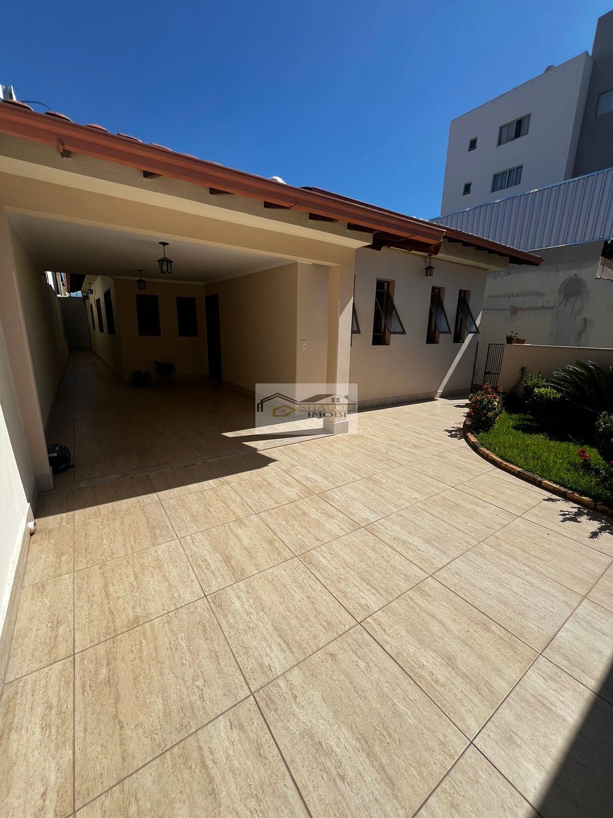 Casa com 4 quartos, à venda em Divinópolis, Santa Rosa